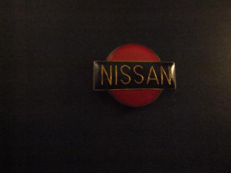 Nissan logo goudkleurige letters